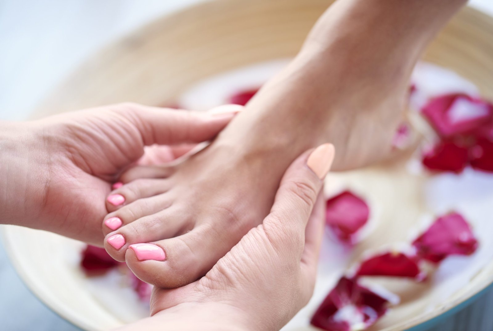 Soin pédicure semi-permanent réalisé au salon LEA BEAUTY - pédicure professionnelle